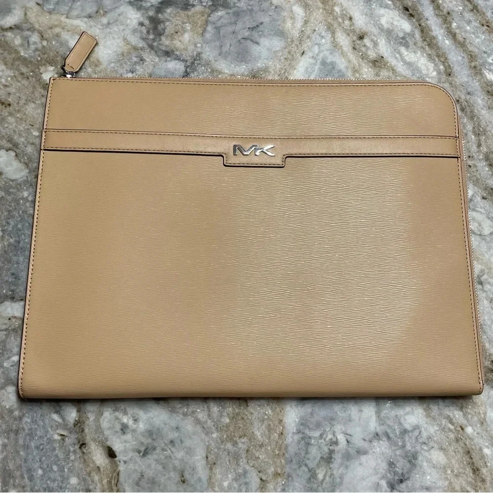NEW Michael Kors COOPER Large Zip Laptop Case in Camel Textured